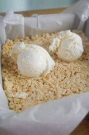 I used 4-5 scoops of vanilla ice cream for this recipe.