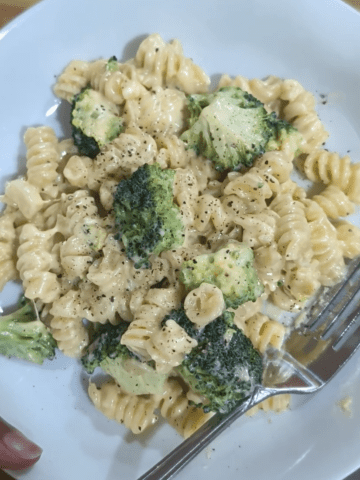 Easy-to-make pasta recipe filled with cheese, broccoli, and garlic. Perfect after a busy work day.