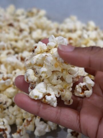Final white chocolate popcorn after it sat out for 5-10 minutes to dry